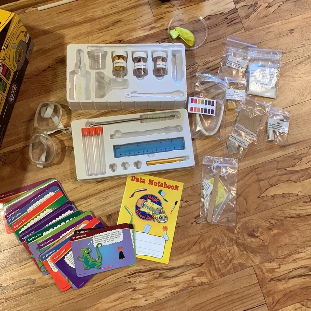 Magic School Bus Chemistry Lab set with information experiment cards GUC